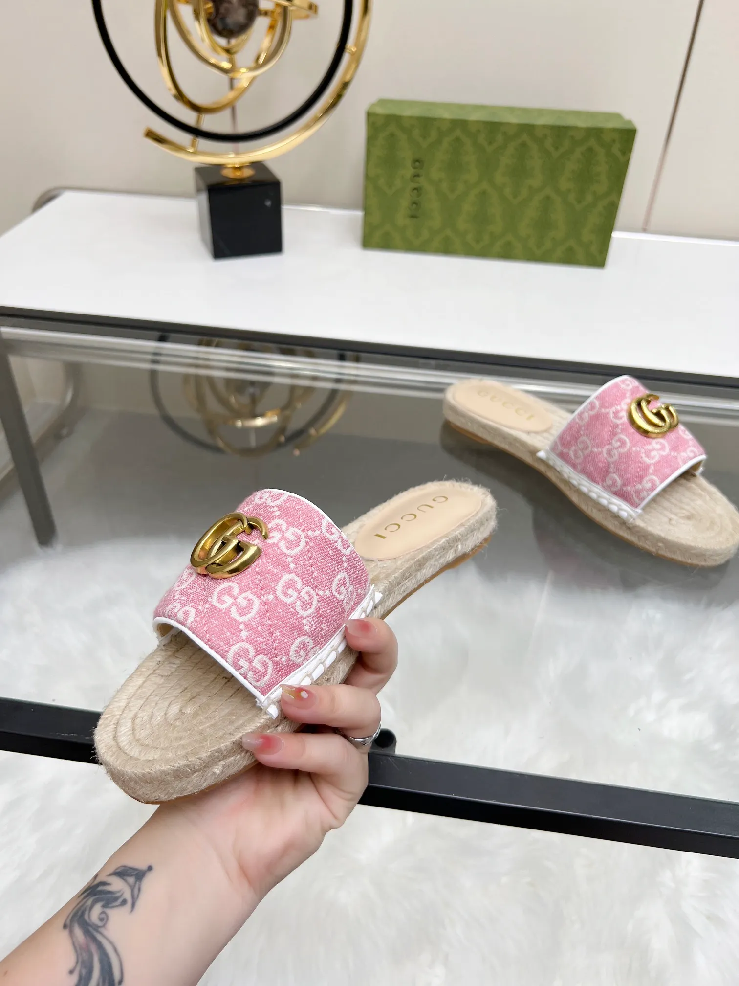 👟👟Ex-factory price 320👟👟 Gucci slippers fisherman shoes new color Injection molded one-piece straw bottom, high-end quality Fabric: Double G imported fabric Lining: sheepskin lining Code number: 35~42 Fabric styles include apricot, floral, pink, black, blue, burgundy, champagne, green, orange, cyan, starry sky, more than 30 colors to choose from, many colors to be updated in the future ,,,,,,,,